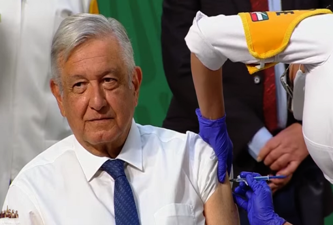 Amlo se vacuna