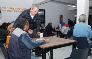 Pepe Chedraui y MariElise Budib encabezan convivencia navideña en el Dormitorio Municipal