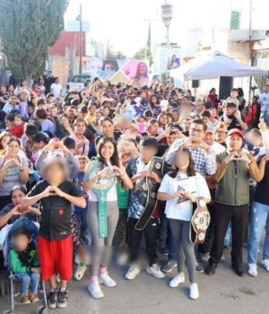 Gaby ‘La Bonita’ Sánchez ayudó a los Reyes Magos a repartir juguetes en Puebla