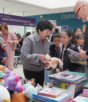 La Rectora de la BUAP participa en la campaña “Regala una sonrisa”