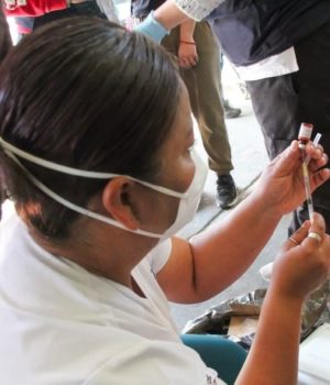 Secretario de Salud supervisa vacunación en el Mercado Hidalgo ante brote de Sarampión; suman 66 casos en todo el estado