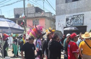 VIDEO: Huehues borrachos se pelean en carnaval de Xochimehuacan