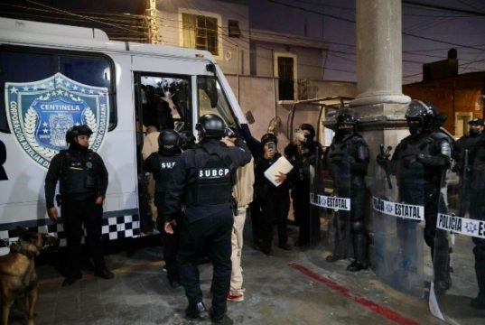 VIDEO: Trasladan a 30 reos del penal de Cholula a la prisión de Tepexi de Rodríguez