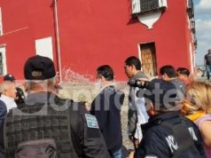 Estudiantes y ambientalistas agreden a funcionario en protesta vs el Cablebús en Casa Aguayo (vídeo)