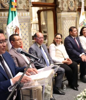 Devela Congreso del Estado placa para nombrar el Salón de Protocolo “Elena Garro” en la Antigua Sede