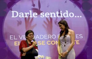 Imparte conferencia Paola Rojas en la BUAP