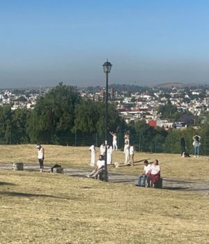 Visitantes acuden a la Zona Arqueológica de Cholula para cargarse de energía