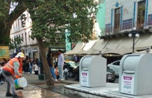 Gobierno de Pepe Chedraui refuerza limpieza urbana con lavado de papeleros y soterrados en el Centro Histórico
