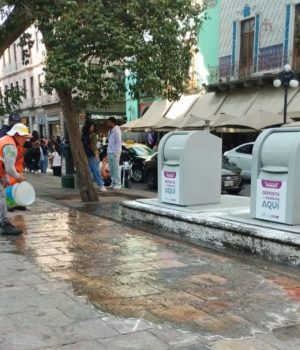 Gobierno de Pepe Chedraui refuerza limpieza urbana con lavado de papeleros y soterrados en el Centro Histórico