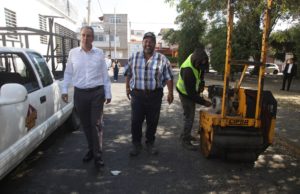 Supervisa Pepe Chedraui cuadrillas de bacheo en El Carmen