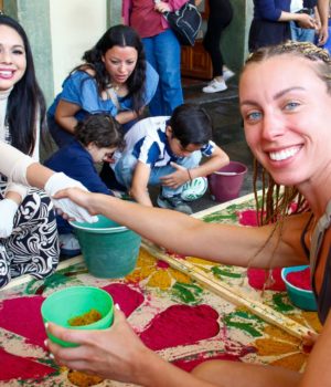 Encabeza Tonantzin Fernández la colocación de la alfombra monumental en el Portal Guerrero