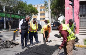 Supervisa Pepe Chedraui a cuadrillas de bacheo en la 17 Sur y 13 Poniente
