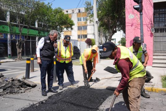 Supervisa Pepe Chedraui a cuadrillas de bacheo en la 17 Sur y 13 Poniente