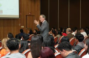 Pepe Chedraui participa en coloquio internacional de la UNAM sobre gobernanza