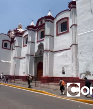 En puerta pintada de Parroquia y Convento de San Pedro Cholula
