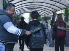 Evalúan instalar detectores de metales en escuelas de Puebla para reforzar seguridad