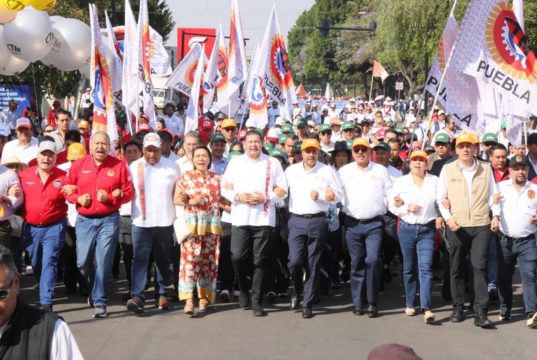 Armenta encabeza marcha del Día del Trabajo y recibe respaldo sindical al Cablebús