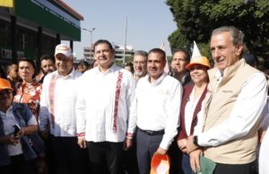 Pepe Chedraui participa en ceremonia cívica por el Día Internacional del Trabajo