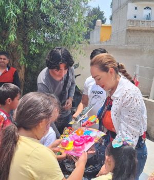 Continúa la entrega de juguetes en diferentes lugares de San Martín Texmelucan.