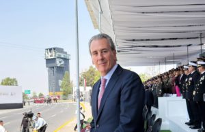 Asiste Pepe Chedraui al desfile cívico-militar por el 164 aniversario de la Batalla de Puebla