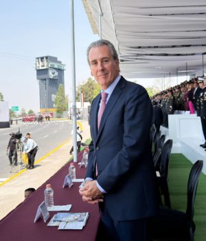 Asiste Pepe Chedraui al desfile cívico-militar por el 164 aniversario de la Batalla de Puebla