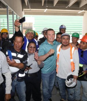Campeones de Boxeo Mundial inspiran a estudiantes