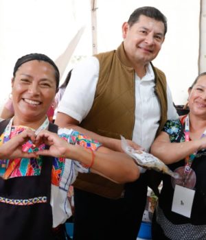 Convivencia y cercanía del Gobernador Armenta Mier en la Feria de Puebla