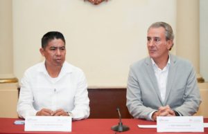 Firma Pepe Chedraui hermanamiento entre Puebla capital y Huatulco