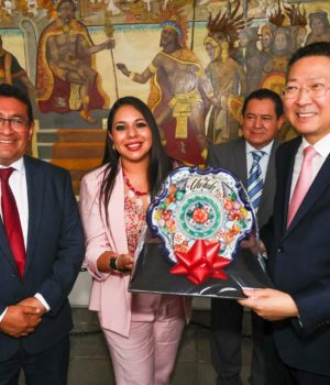 Fortalece Tonantzin Fernández lazos culturales con China mediante exposición fotográfica en San Pedro Cholula