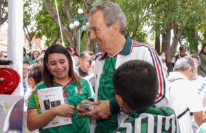 Pepe Chedraui se reúne con poblanas y poblanos en Megaintercambio de Estampas Mundialistas