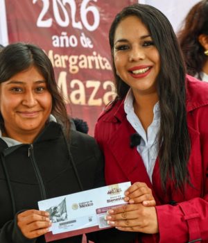 Entregan más de 500 tarjetas de la Beca Rita Cetina en San Pedro Cholula