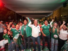 Convive Pepe Chedraui en el Zócalo durante la transmisión del partido de la Selección Mexicana