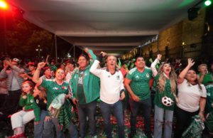 Convive Pepe Chedraui en el Zócalo durante la transmisión del partido de la Selección Mexicana