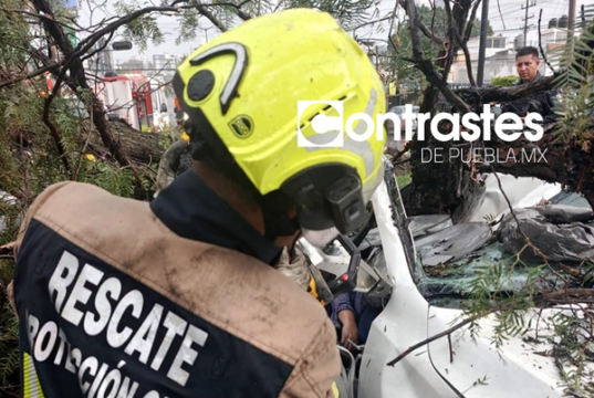 VIDEO: Una mujer muerta, personas atrapadas y caos deja tromba en Puebla
