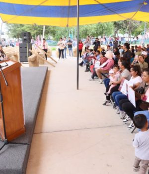 Gobierno del Estado cumple compromisos con familias de San José Chiapa