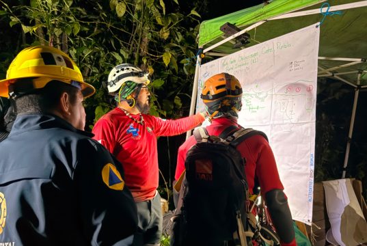Diez rescatistas quedaron atrapados en extracción de tres cuerpos de la gruta de Cuetzalan: PC