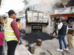 Supervisa Pepe Chedraui trabajos de bacheo en colonia Popular Castillotla