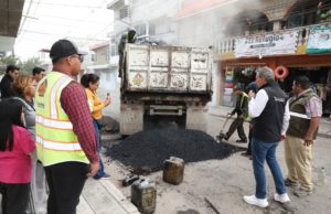Supervisa Pepe Chedraui trabajos de bacheo en colonia Popular Castillotla