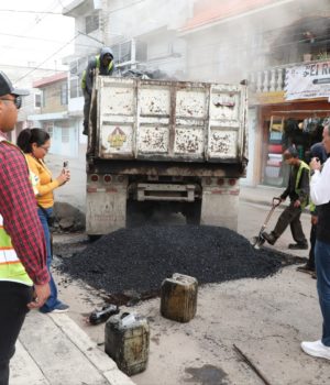 Supervisa Pepe Chedraui trabajos de bacheo en colonia Popular Castillotla