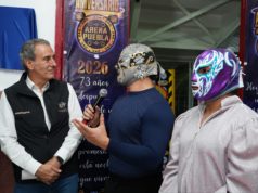 Devela Pepe Chedraui placa conmemorativa por el 73 aniversario de la Arena Puebla