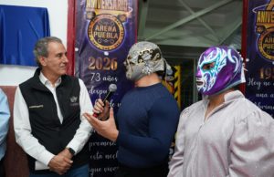 Devela Pepe Chedraui placa conmemorativa por el 73 aniversario de la Arena Puebla