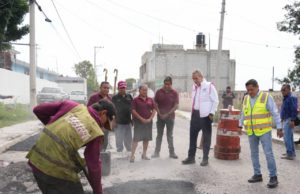 Verifica Pepe Chedraui trabajos de bacheo en San Andrés Azumiatla