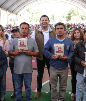 Ixtacamaxtitlán recibe apoyos estatales sin precedentes en maquinaria: Armenta