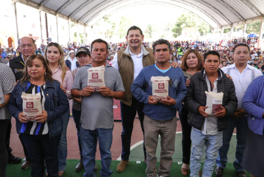 Ixtacamaxtitlán recibe apoyos estatales sin precedentes en maquinaria: Armenta