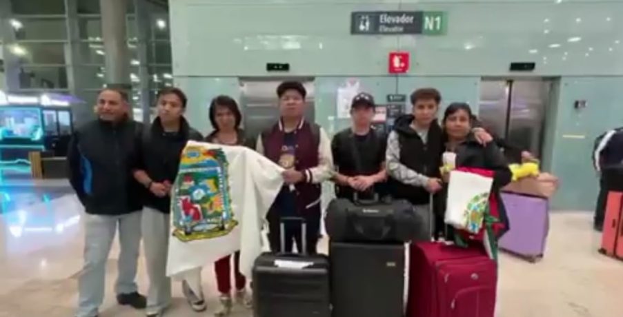 Estudiantes regresan a México tras sismo en Colombia