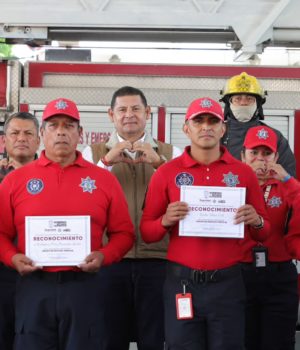 Con vivienda y equipamiento, Gobierno Estatal reconoce entrega heroica de bomberos