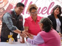 Omar Muñoz y Tere Alfaro celebran a los abuelitos de San Lorenzo Almecatla