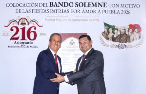 Colocan Alejandro Armenta y Pepe Chedraui Bando Solemne de las Fiestas Patrias 2026 en el Palacio Municipal