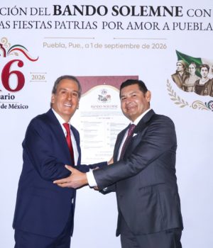 Colocan Alejandro Armenta y Pepe Chedraui Bando Solemne de las Fiestas Patrias 2026 en el Palacio Municipal