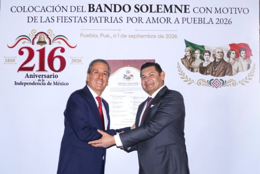 Colocan Alejandro Armenta y Pepe Chedraui Bando Solemne de las Fiestas Patrias 2026 en el Palacio Municipal